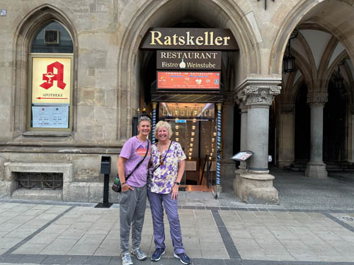 Arrived in time to meet J&J for dinner at RatSkeller at the plaza! 